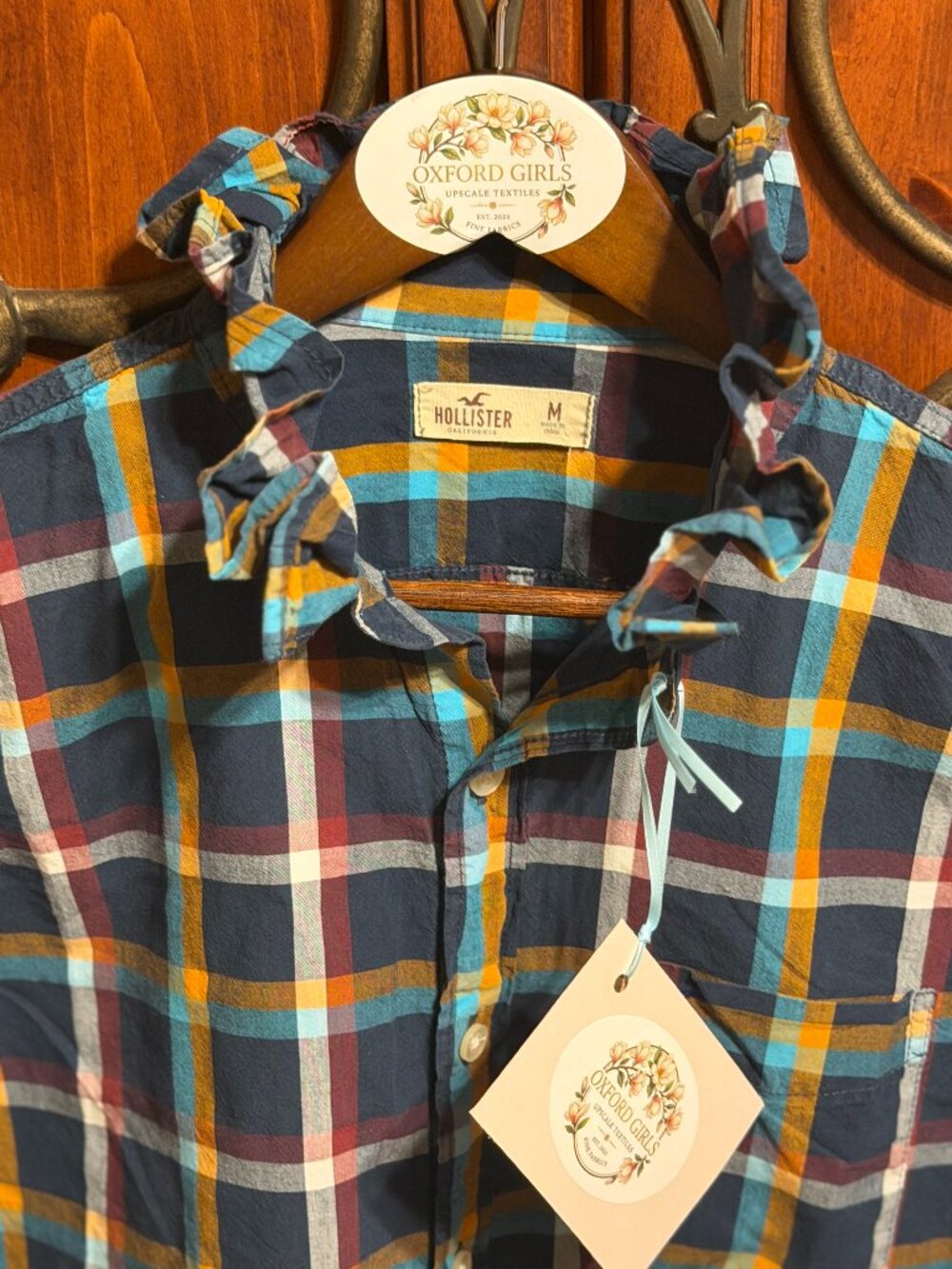 Maroon plaid button down/Hollister / ruffle neck / M